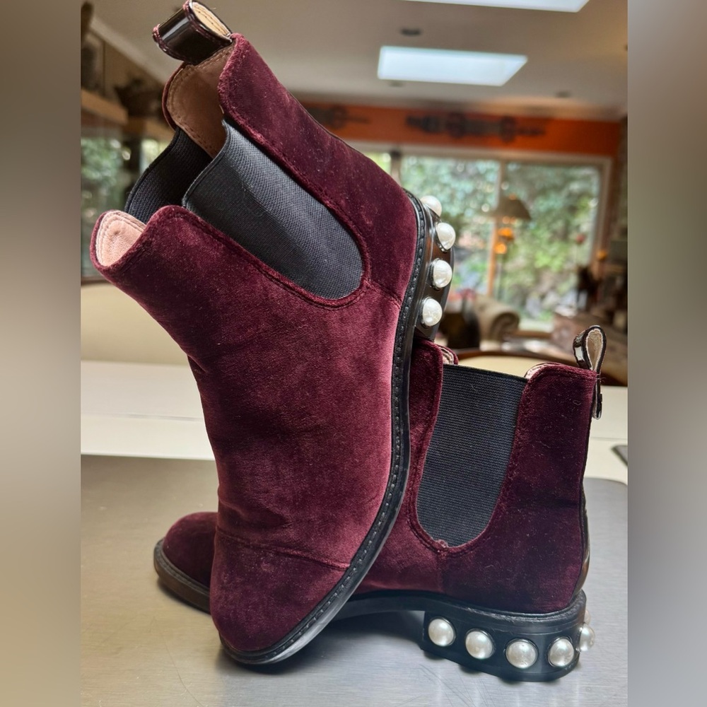 Louise et Cie Burgundy Velvet Booties~Pearl-Embellished Heel sz 7 EC WORN 1x